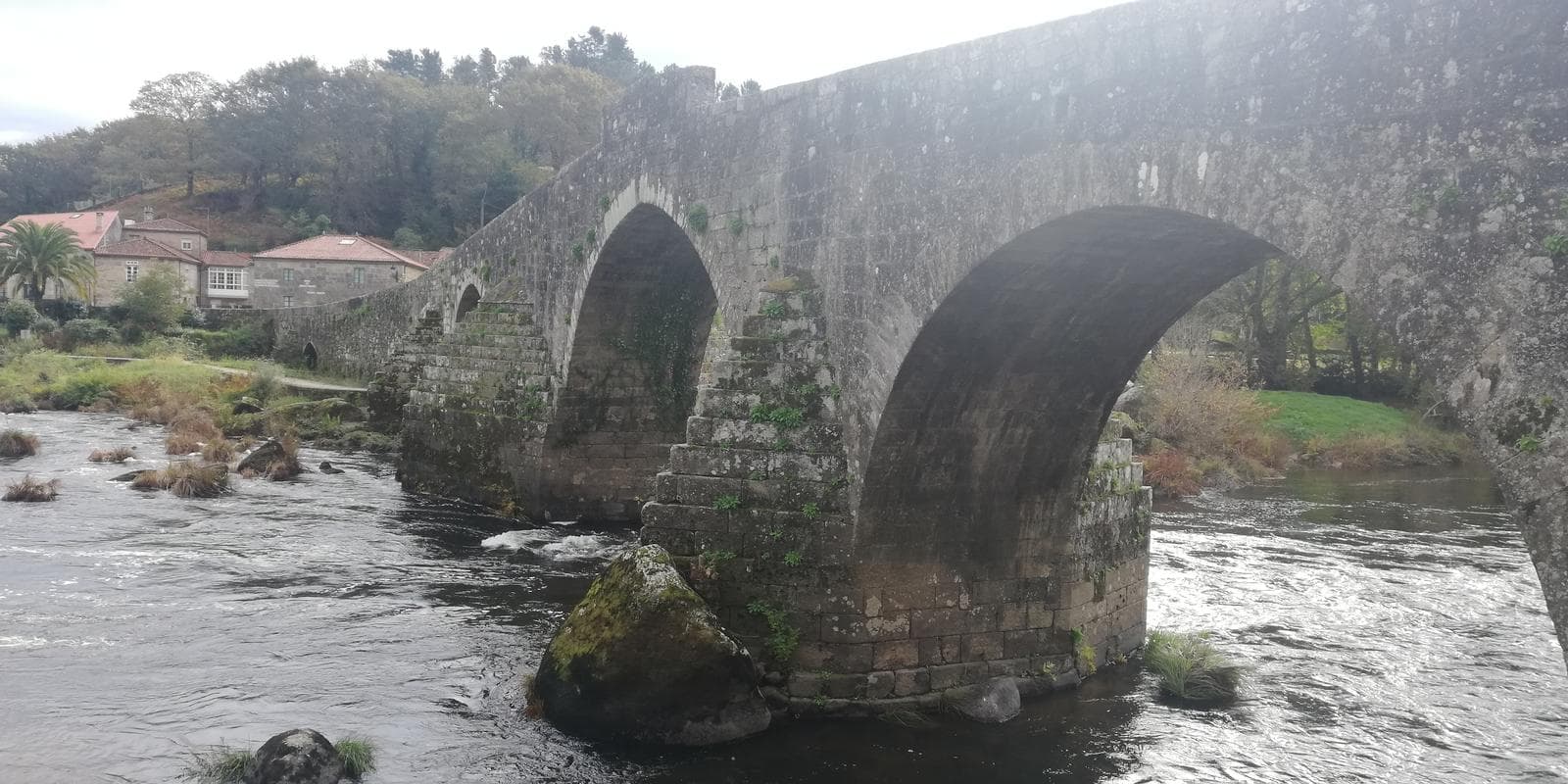 Puente medieval sobre el Tambre