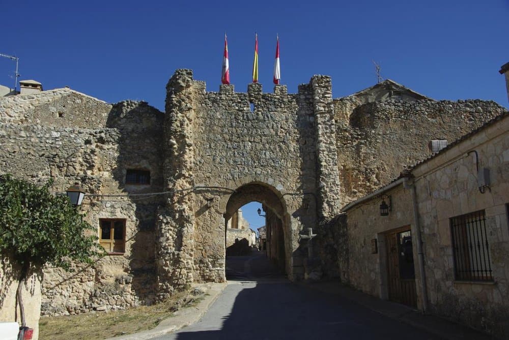 La puerta principal de entrada a la villa