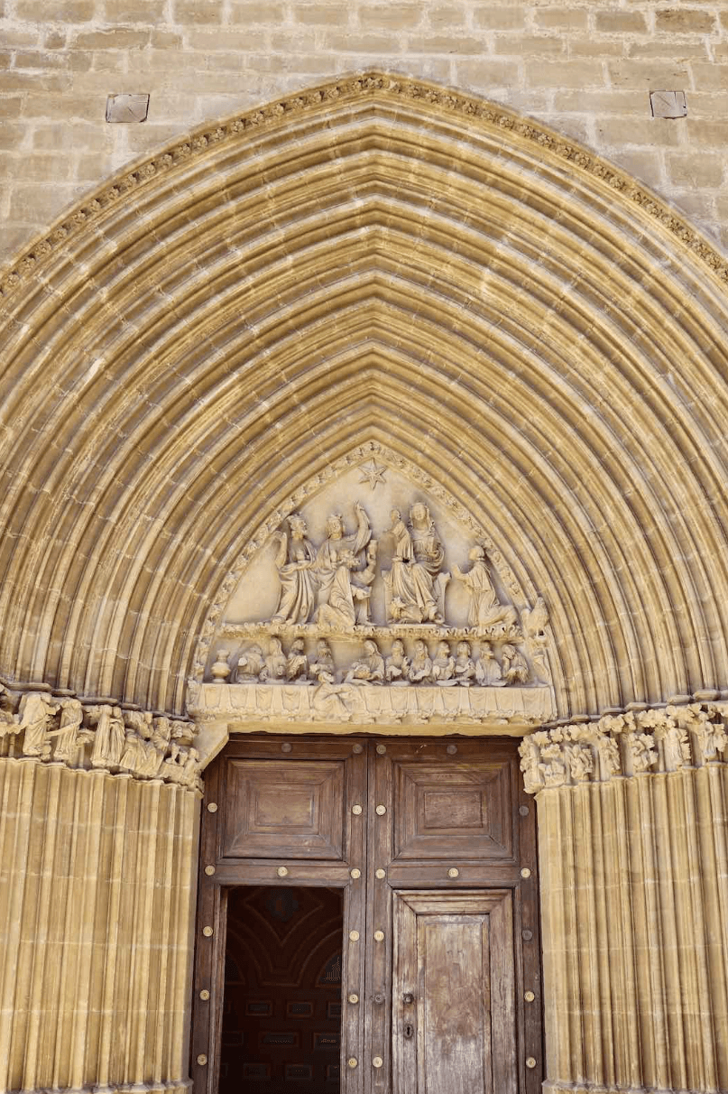 Portada sur y Pórtico de Santa María