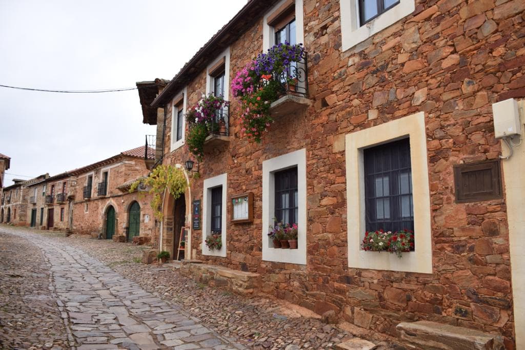 Castrillo de los Polvazares: Tradición, Camino y Sabor