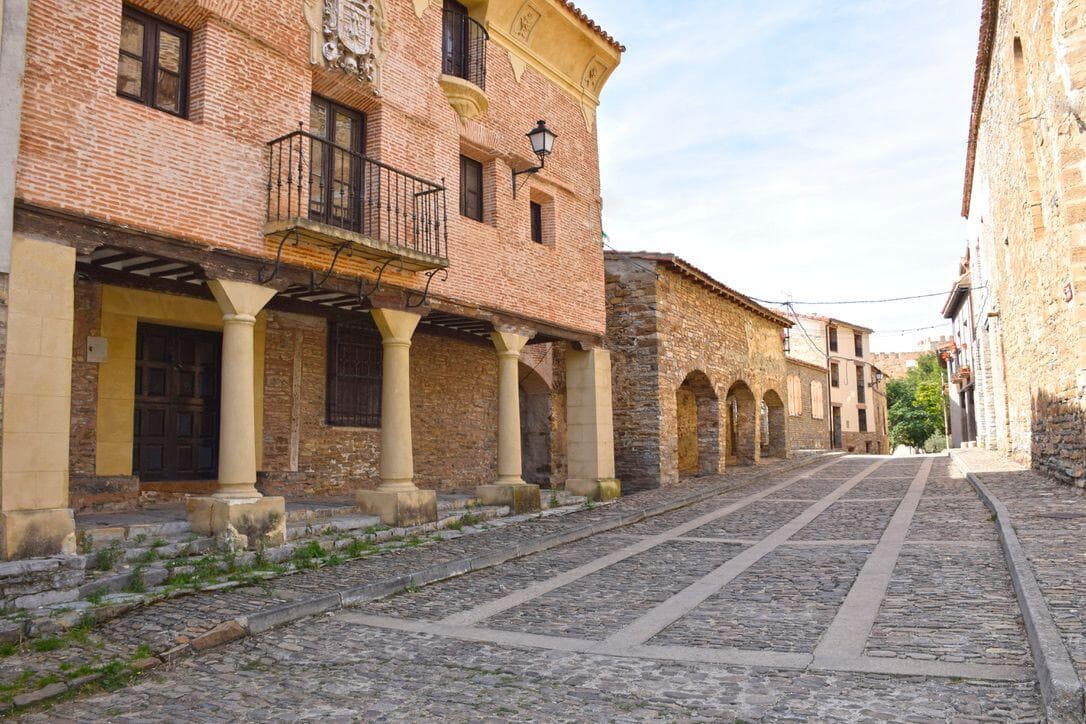 Yanguas: Entre Murallas, Paisajes y Tradición