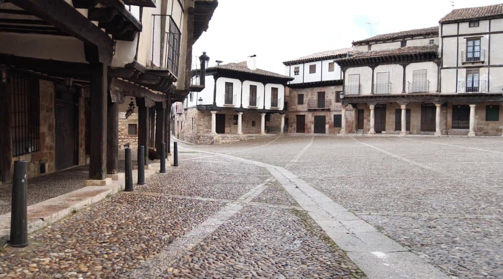 Von Tithia nach Atienza: ein Spaziergang durch die Geschichte, ohne den Ort zu verlassen