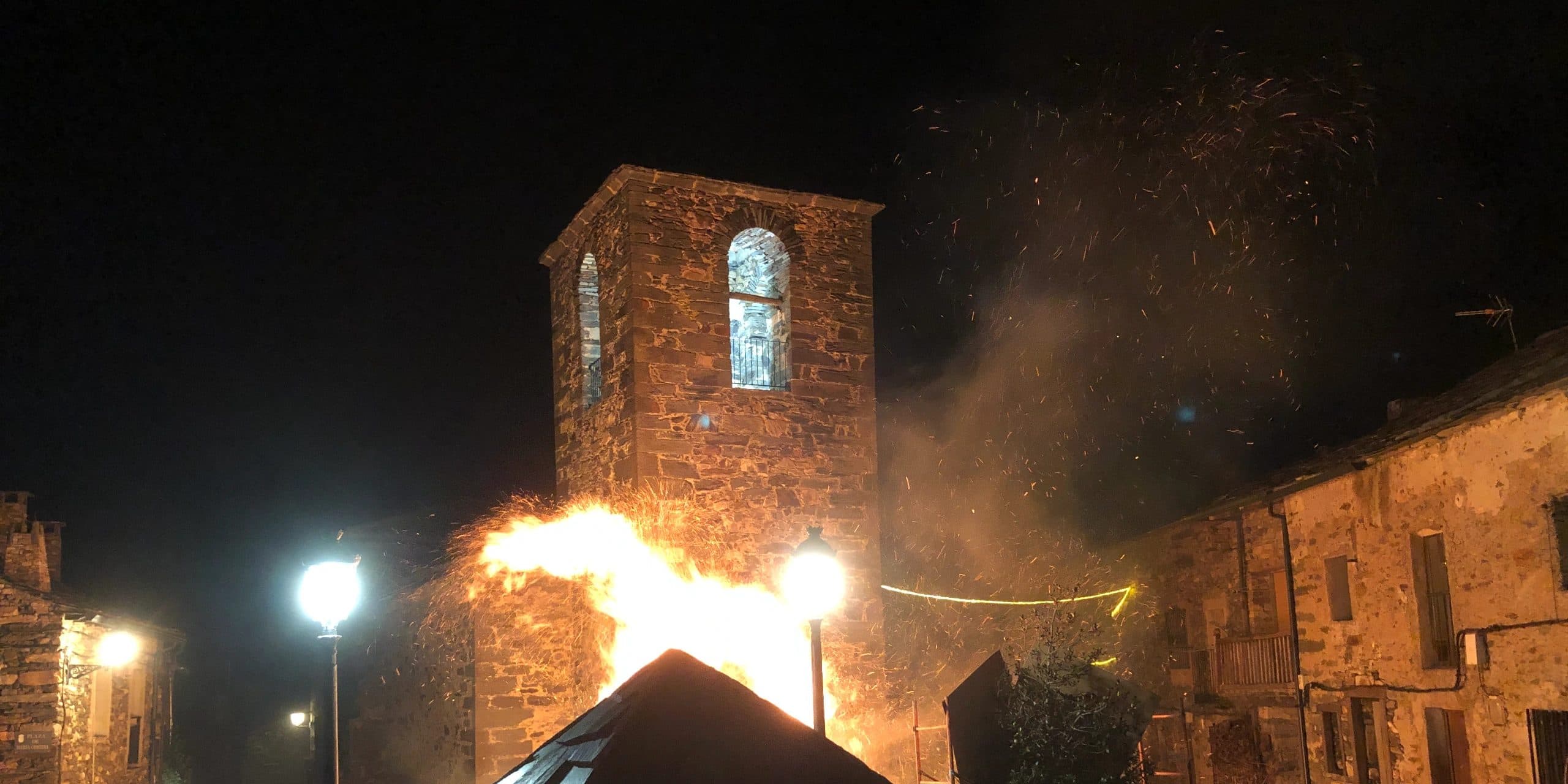 Hoguera nocturna junto a la torre de la iglesia de Valverde de los Arroyos