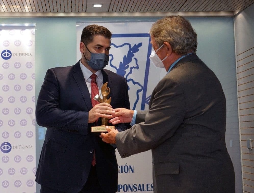 Enrique Sancho entrega el premio Turismo con Identidad a Francisco Mestre el 10 de septiembre de 2020