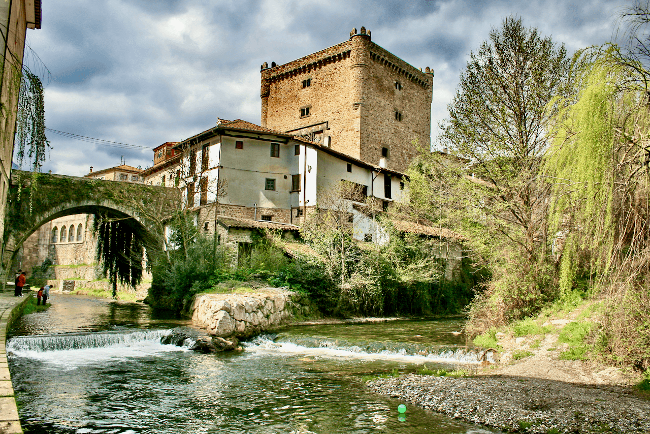Pueblos a orillas de un río