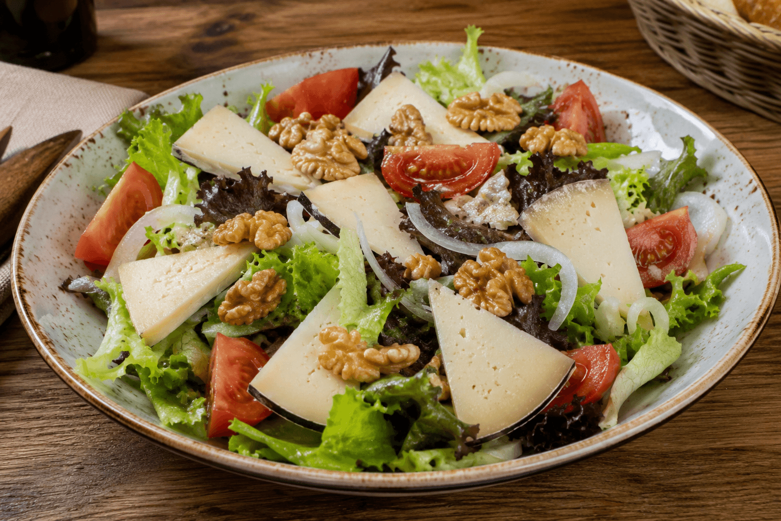 Ensalada Aranesa de Queso de Montaña y Nueces de Garòs