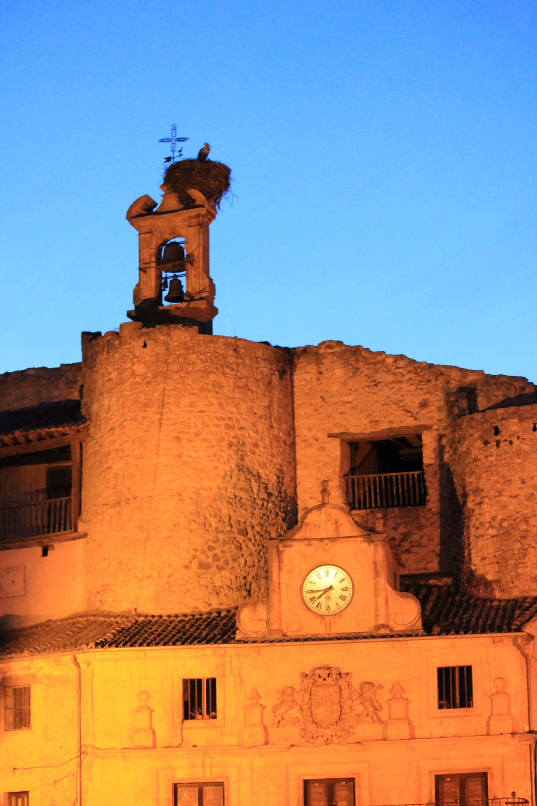 Edificio del reloj y muralla