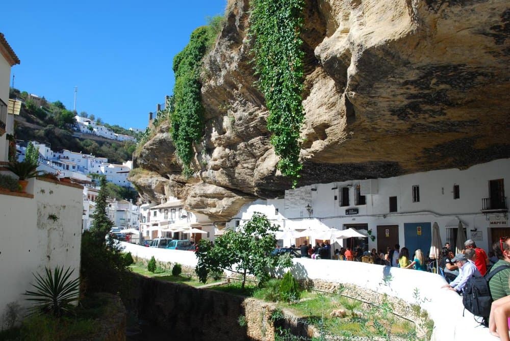 Setenil de las Bodegas: dove storia e natura si incontrano nelle sue magiche vie cave