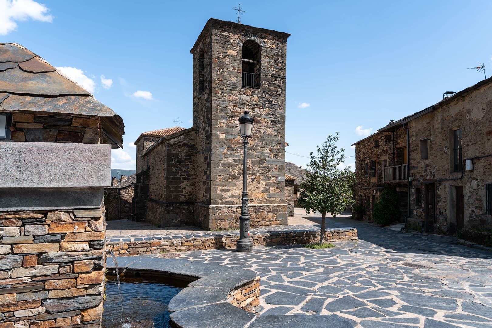 Valverde de los Arroyos: Un refugi de tradició i natura a la Sierra Norte