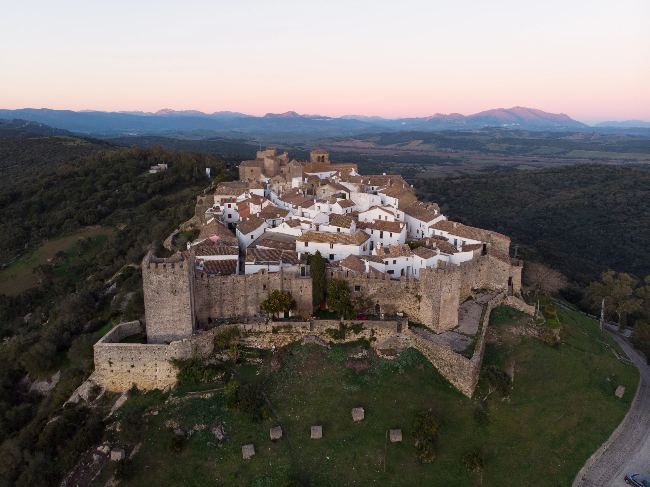Muralla y puerta de acceso