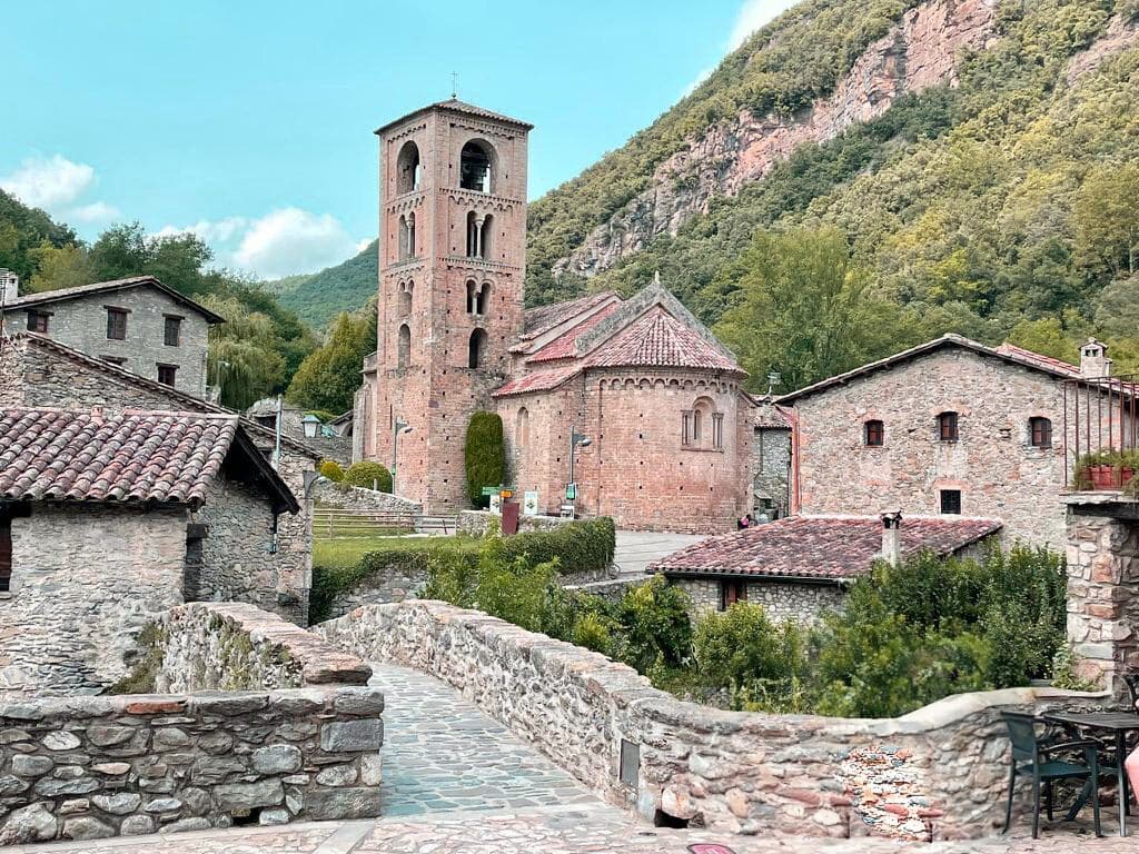 Un Encantador Viaje al Corazón Medieval de los Pirineos Catalanes