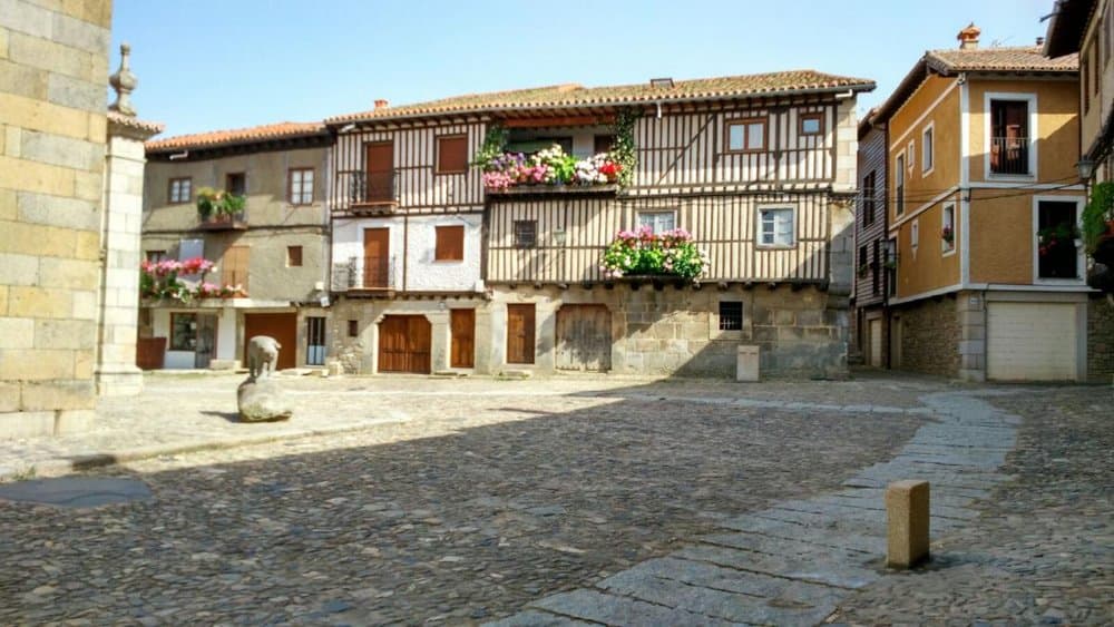 Eine Zeitreise durch gepflasterte Straßen, lebendige Geschichte und magische Traditionen.